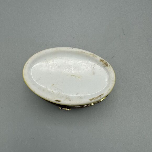 Vtg Oval Yellow Floral Hinged Trinket Pill Box Butterfly Clasp Unmarked Spring - Picture 3 of 10
